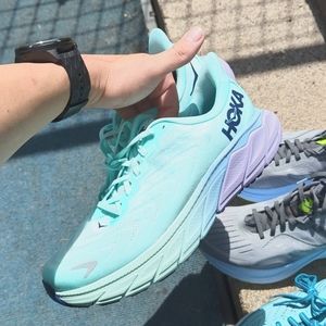 Wma Hoka Arahi 6 in wms sz 9.5